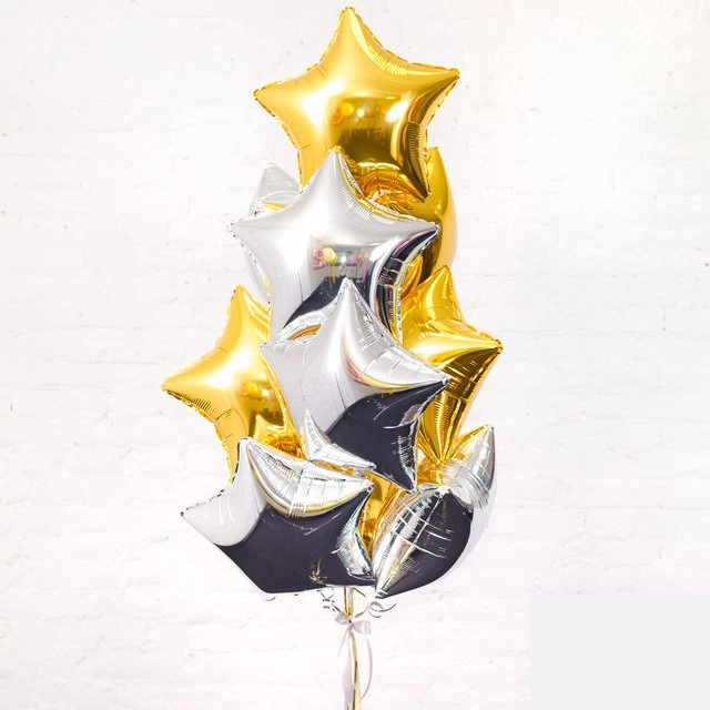 Композиция из серебренных и золотых фольгированных звезд